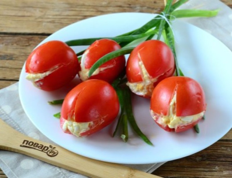 Закуска "Тюльпаны" из помидоров на 8 Марта