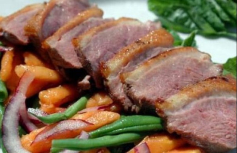 Утка с зеленой фасолью и папайя