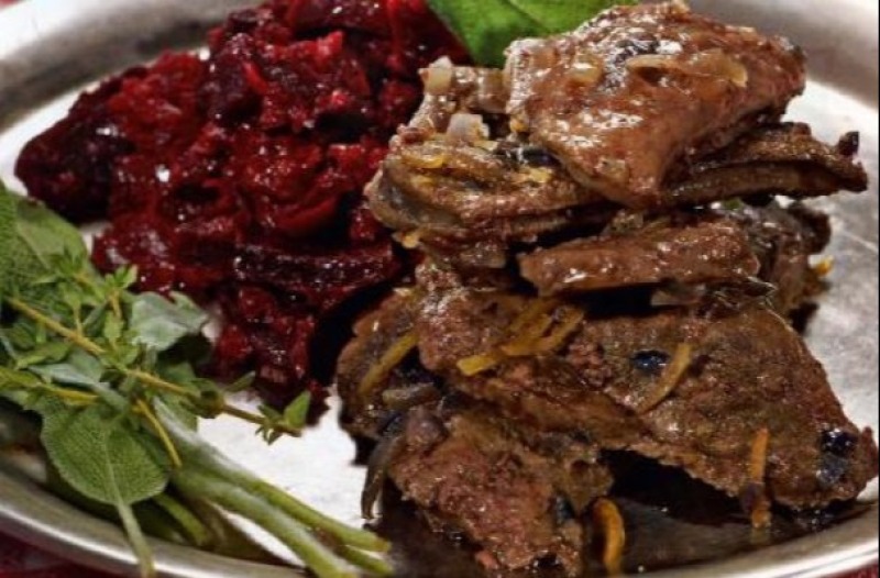 Говяжья печенка с красным луком