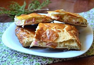 Пирог с начинкой из сыра и ветчины