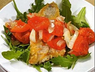 Линь с запеченными помидорами и перцами