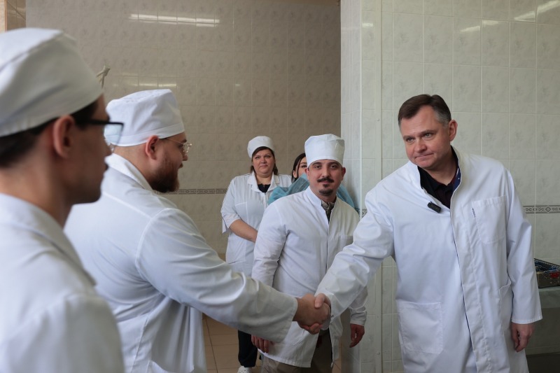 Юрий Слюсарь поручил усилить работу по привлечению персонала в больницы Дона