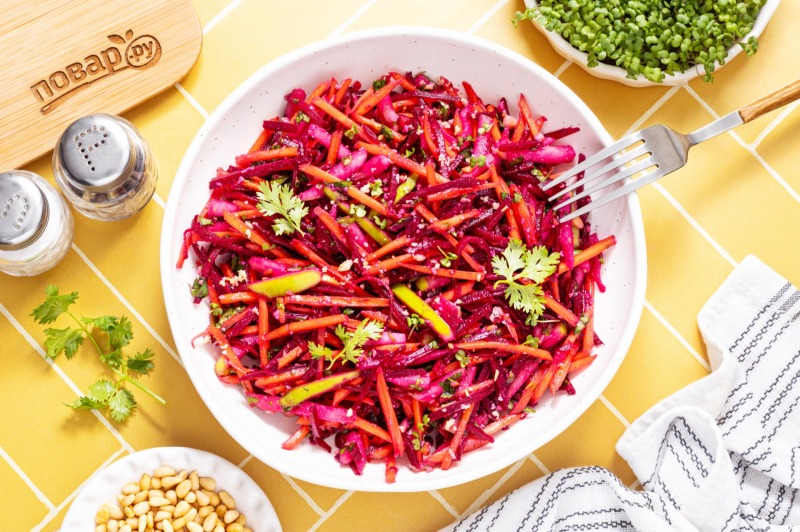 Салат из свежей моркови и свеклы