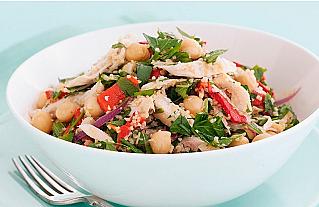 Салат с курицей и рамбутаном