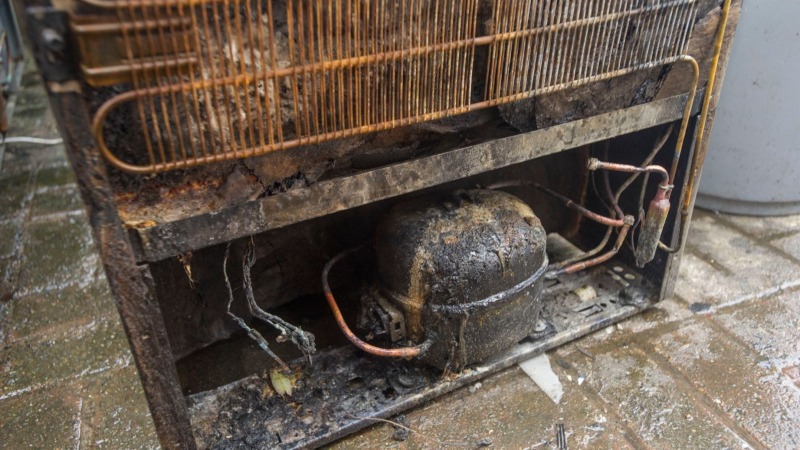 Неисправный холодильник спалил кухню ростовской семье