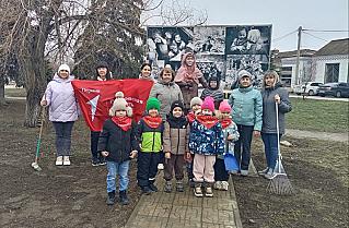 Обливские дошкольники взяли шефство над памятником детям войны