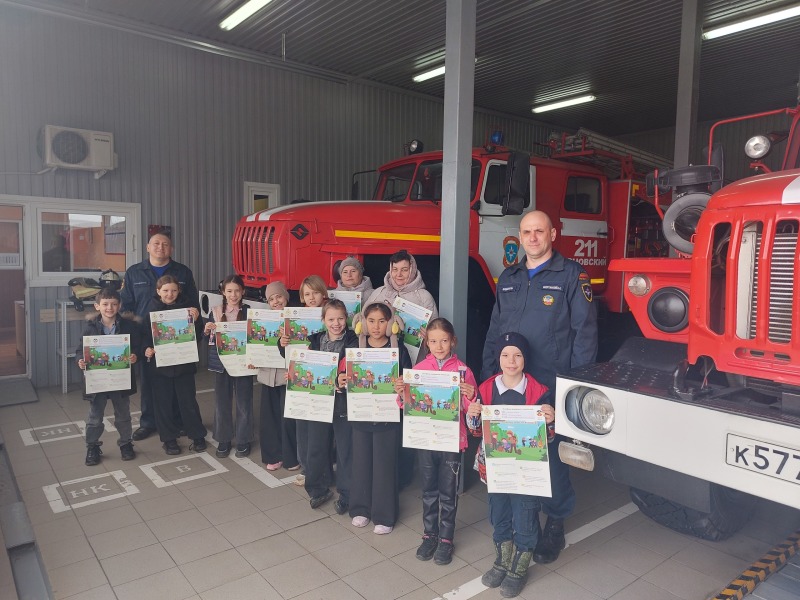 Школьники Обливского района примерили одежду пожарных и узнали секреты работы спасателей
