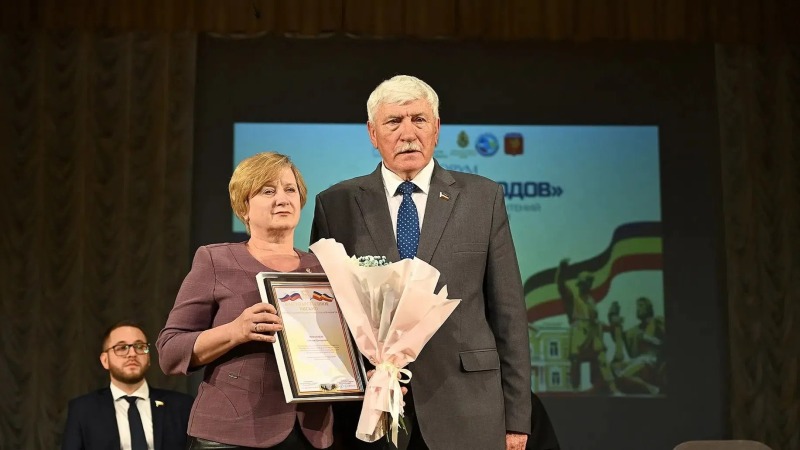 Педагог из Обливского района награждена за вклад в образование Дона