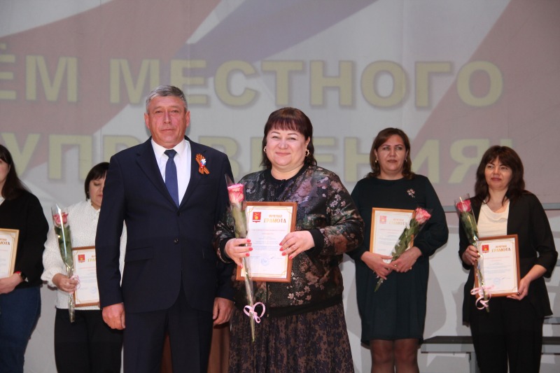 В Обливском районе встретили Первомай и наградили работников местного самоуправления