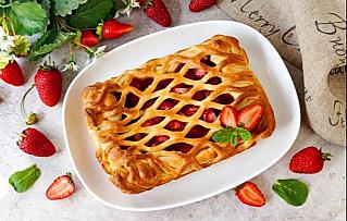 Слоеный пирог с клубникой