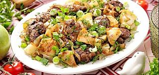 Печень с луком и яблоками