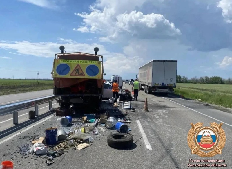 В Ростовской области легковушка врезалась в машину дорожной службы, есть пострадавшие
