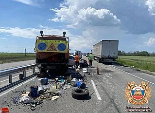 В Ростовской области легковушка врезалась в машину дорожной службы, есть пострадавшие