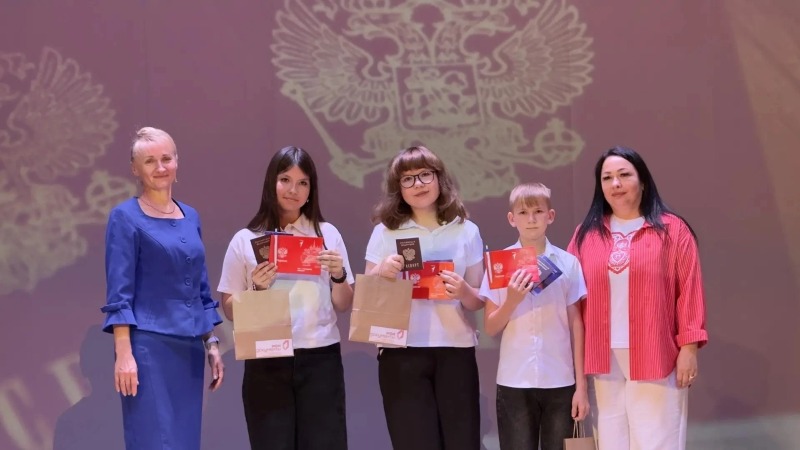 «Мы — граждане России»: в преддверии Дня молодежи в Обливском районе торжественно вручили паспорта