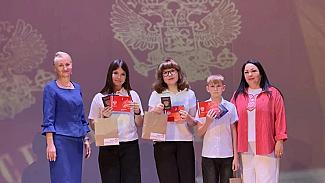 «Мы — граждане России»: в преддверии Дня молодежи в Обливском районе торжественно вручили паспорта