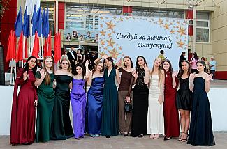 Их звездный час: выпускники-2026 простились со школой