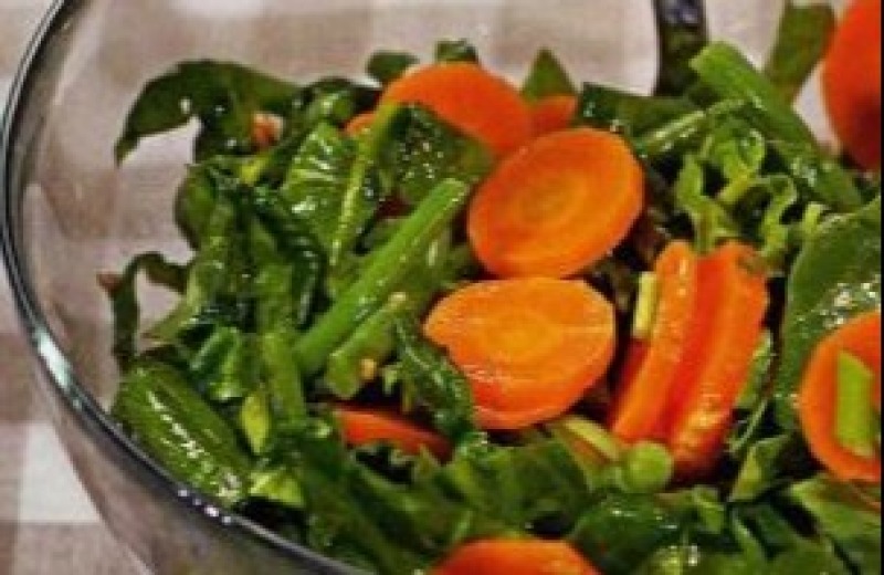 Салат из моркови и шпината