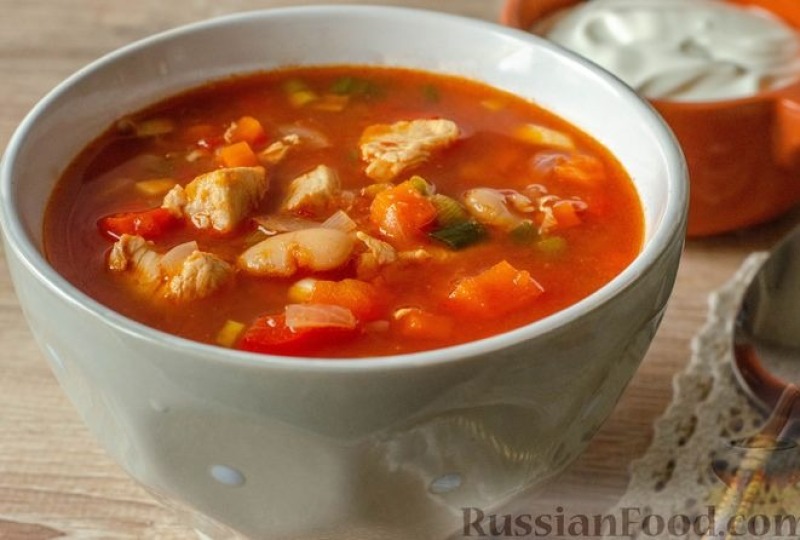 Томатный суп с курицей, фасолью и овощами