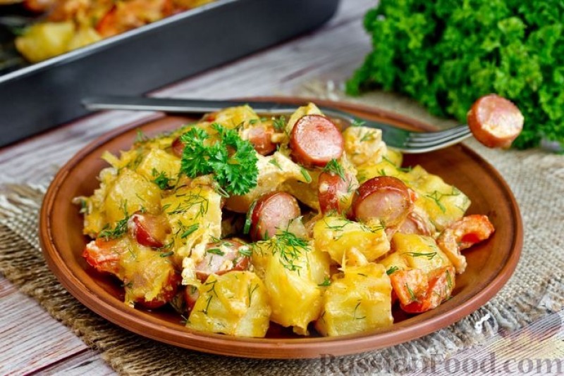 Картошка, запечённая с сосисками, помидорами и сыром