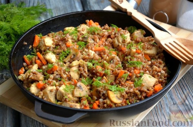 Гречка с грибами, курицей и сливками (на сковороде)