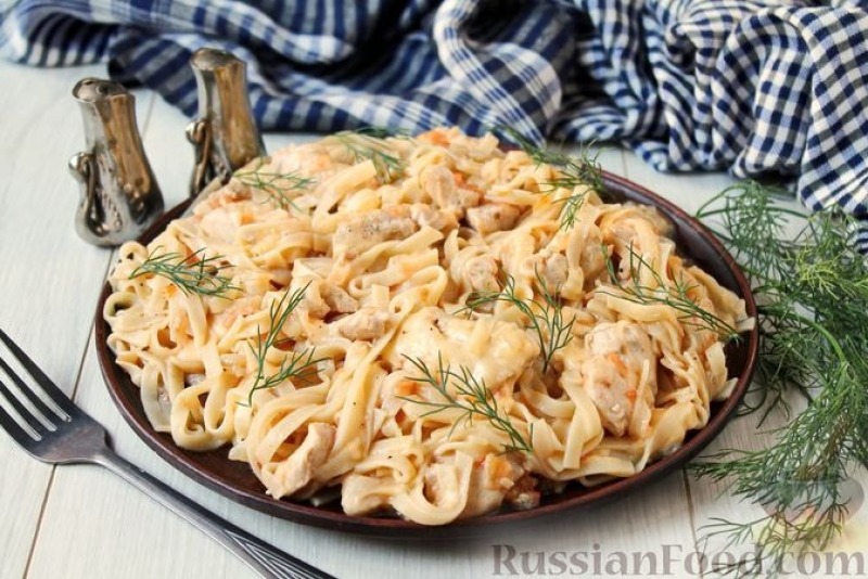 Лапша с курицей, помидорами и сыром, на сковороде