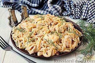 Лапша с курицей, помидорами и сыром, на сковороде