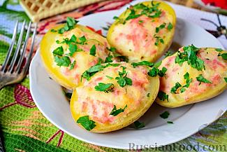 Картофель, фаршированный сыром и колбасой