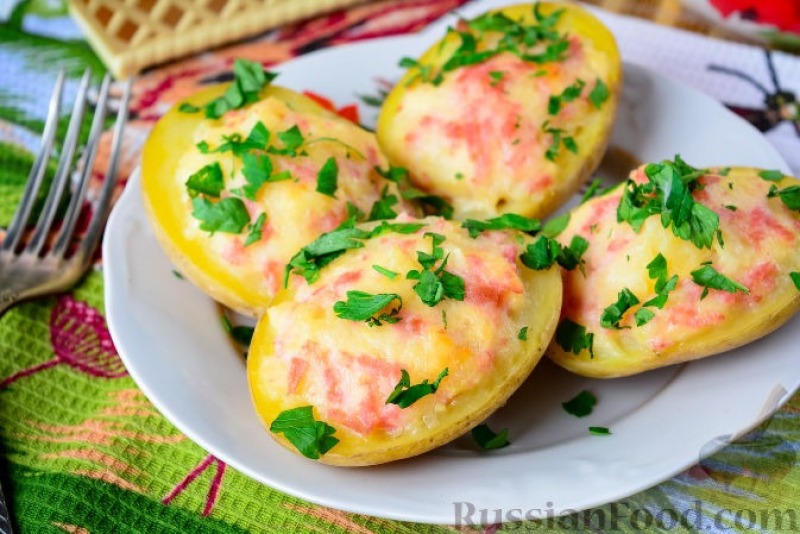 Картофель, фаршированный сыром и колбасой