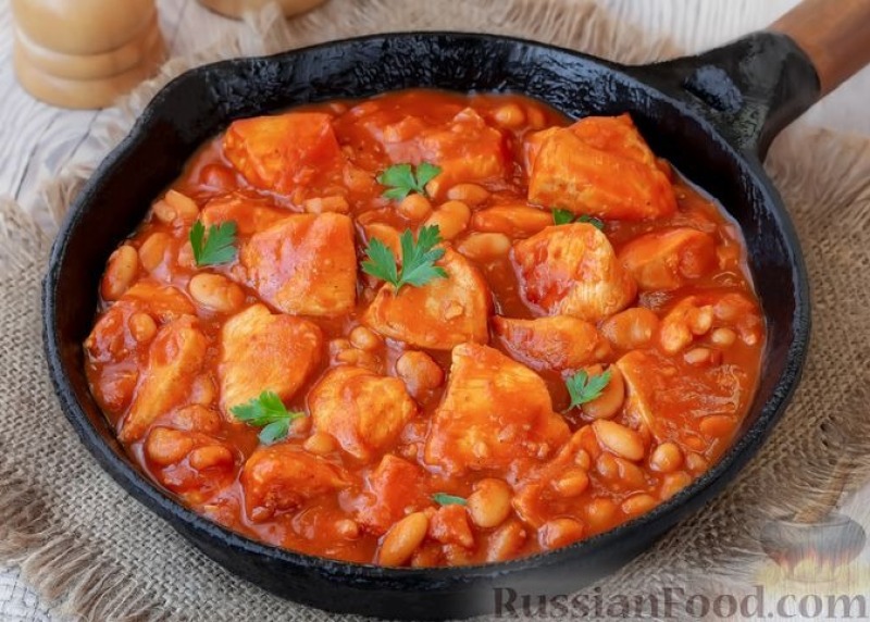 Куриное филе, тушенное в томатном соусе с консервированной фасолью