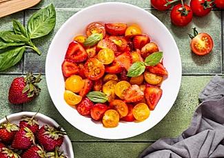 Салат с клубникой и помидорами