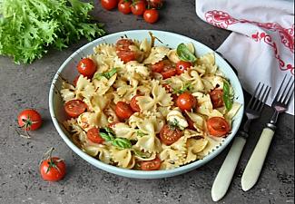 Теплый салат "Капрезе" с фарфале
