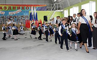 Флаг, гимн и разговоры о важном: как пройдет День знаний в российских школах