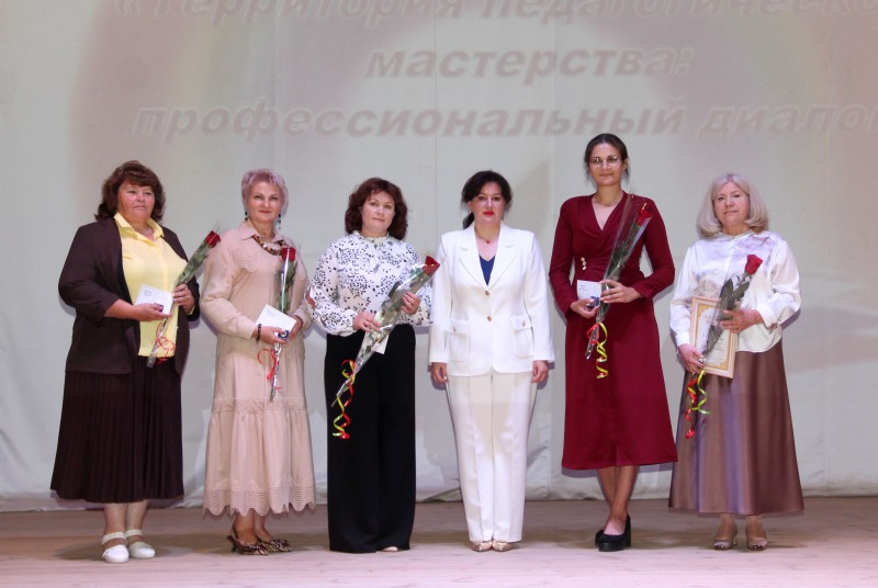 На районных учительских конференциях наградили лучших педагогов