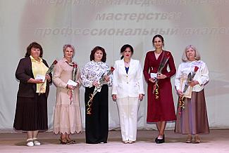 На районных учительских конференциях наградили лучших педагогов