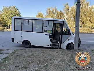 В Ростовской области маршрутка с пассажирами врезалась в столб