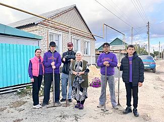 Не просто уборка: волонтеры «Точки смысла» подарили тепло пожилым жительницам Обливской