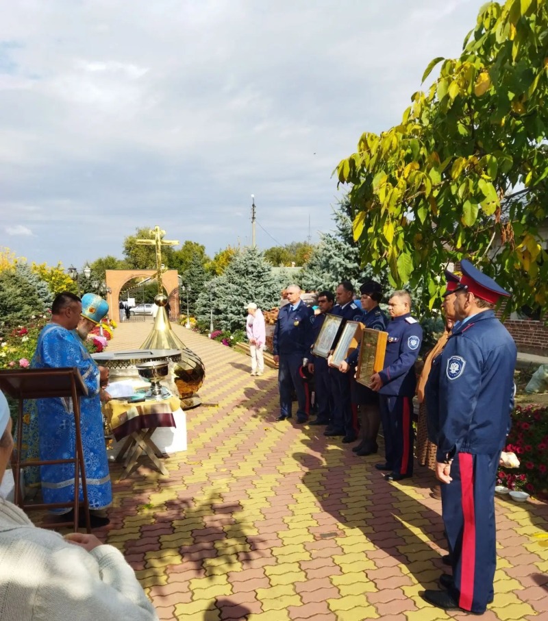 В станице Обливской освятили купол строящейся воскресной школы