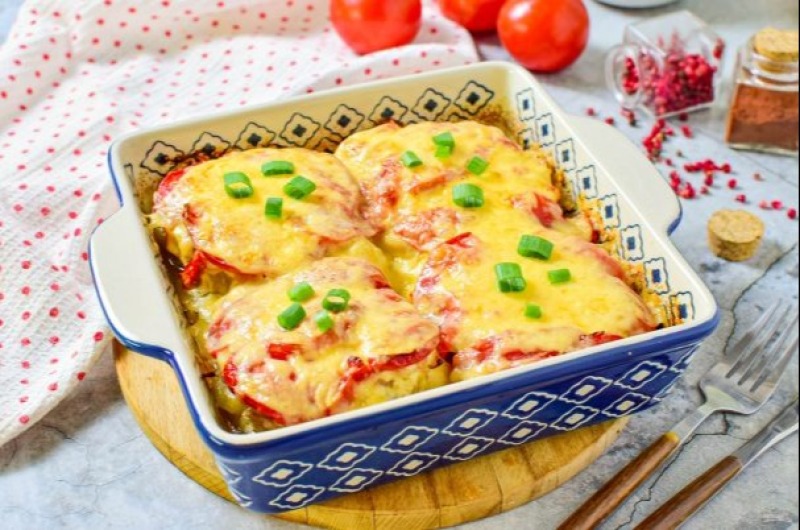 Мясо по-французски с картофелем и помидорами