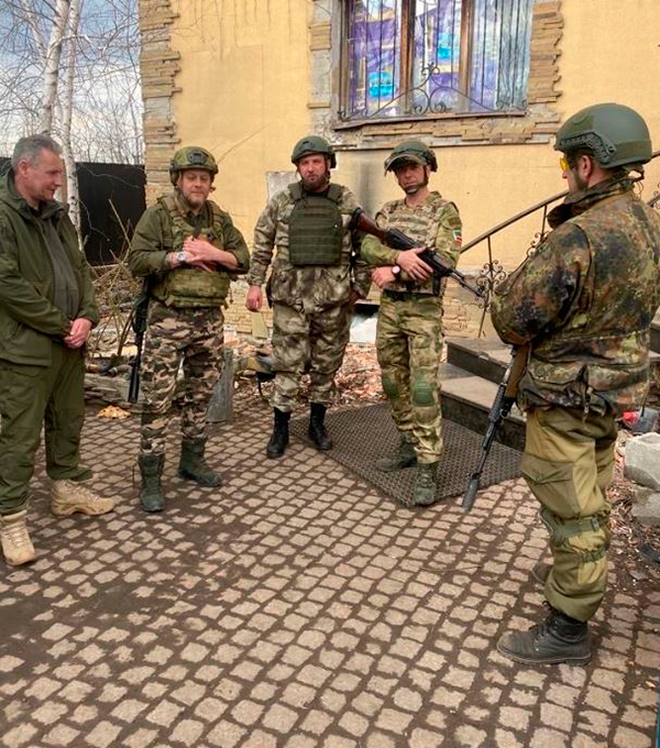 Донские поисковики попали под обстрел на Донбассе