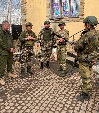 Донские поисковики попали под обстрел на Донбассе