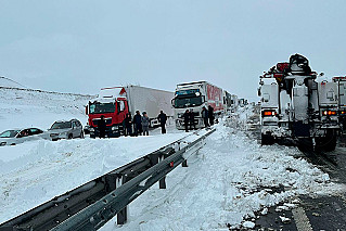 Из-за снегопада парализовало трассу М-4 «Дон»