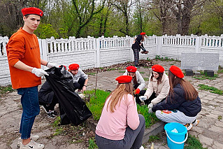 Донские юнармейцы приводят в порядок воинские захоронения