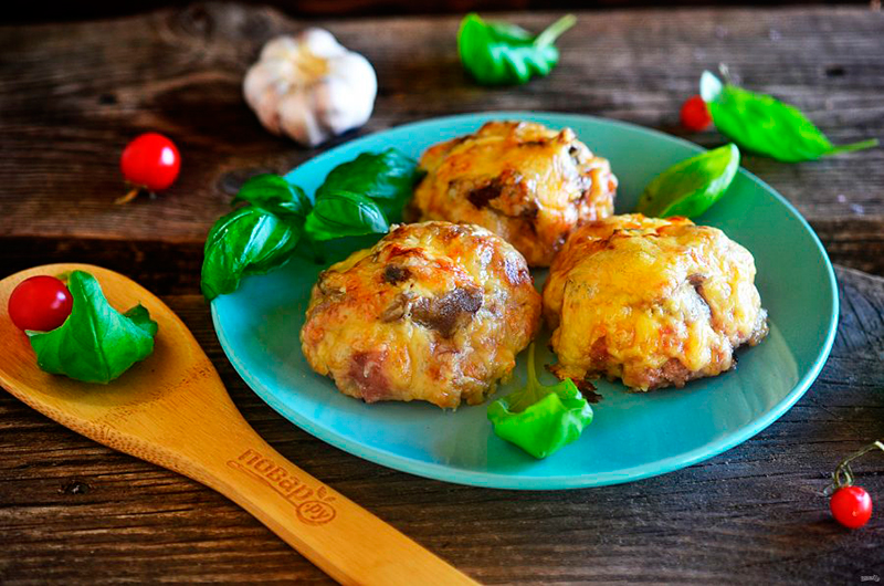 Мясные ватрушки с грибами