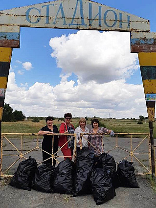 Одни мусор убрали, а другие бак украли