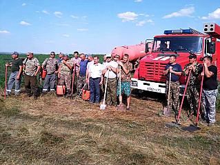 Пожар тушили сообща