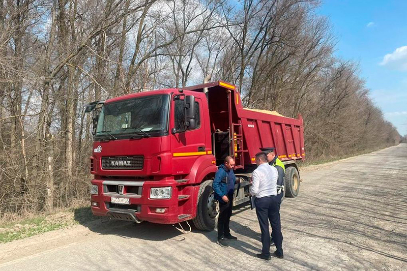 На Дону штрафуют «серых» возчиков мусора