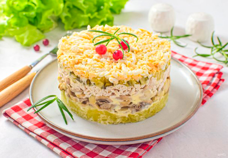 Салат "Дубок" с курицей и шампиньонами