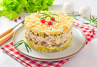 Салат "Дубок" с курицей и шампиньонами