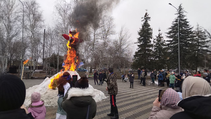 Масленичным гуляньем проводили зиму в станице Советской