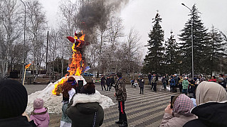 Масленичным гуляньем проводили зиму в станице Советской